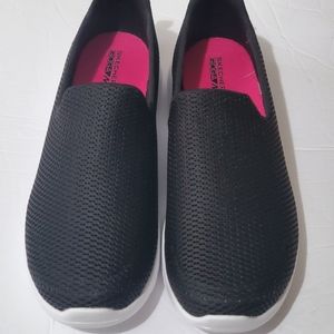 Women Sketchers Go Walk shoes.
